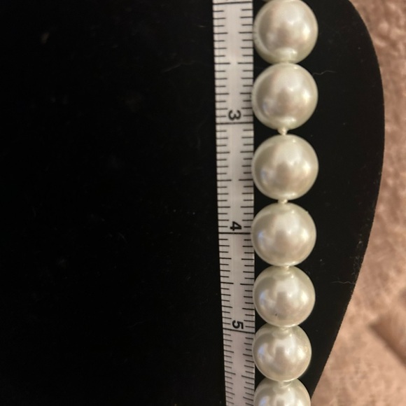 Pearl necklace and earrings set - Picture 6 of 12